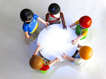 Foto von 5 Playmobil Figuren an einem Tisch